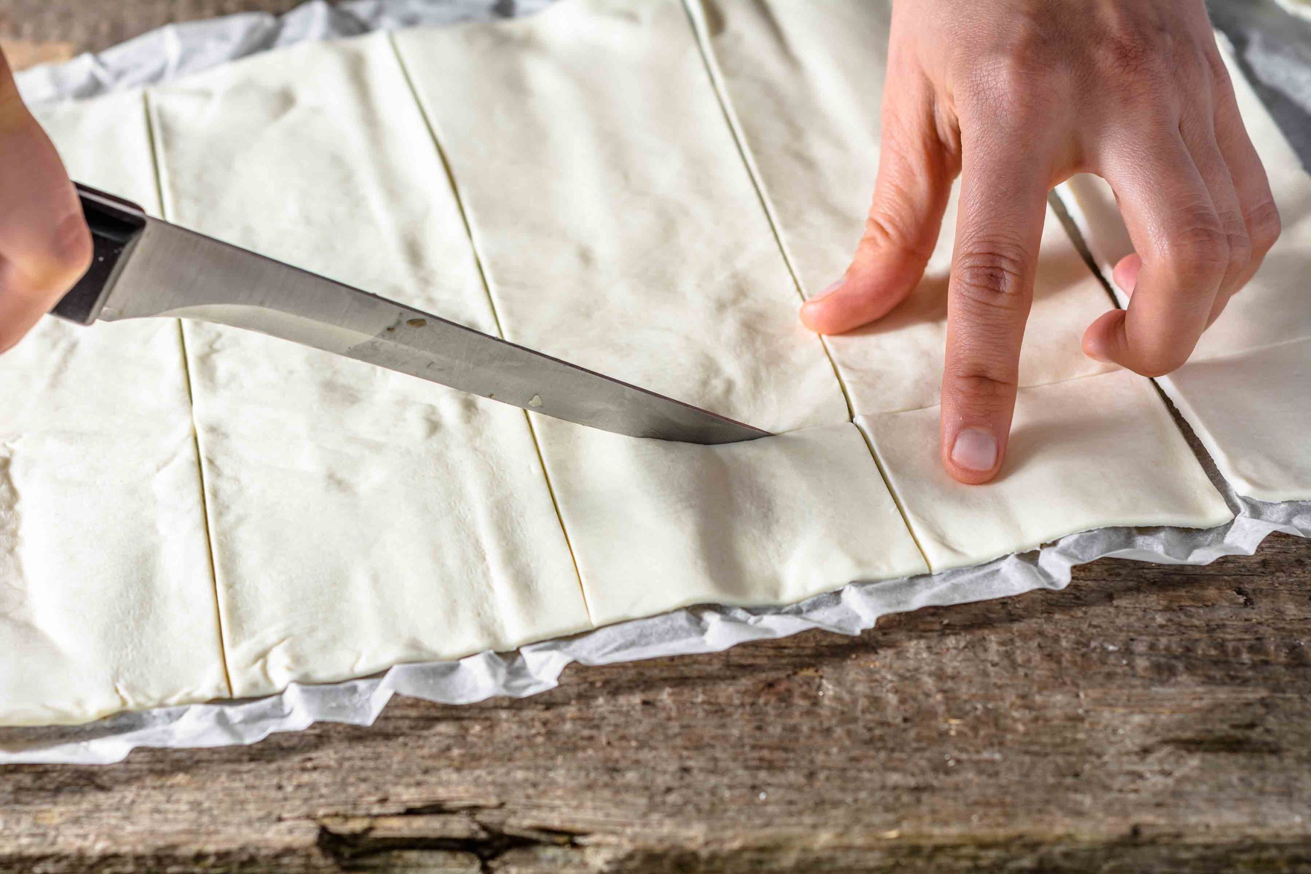 Κόβοντας το φύλλο ζύμης για πίτα