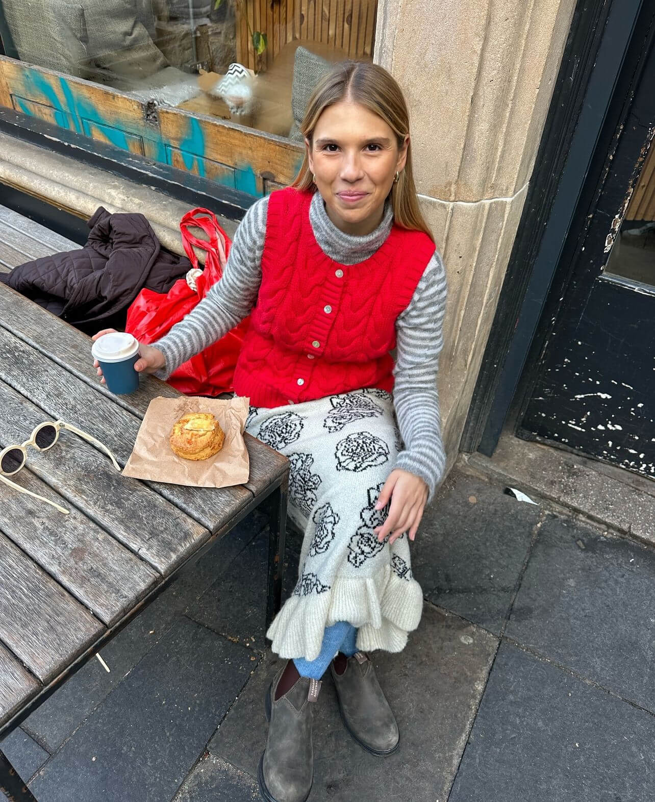 Look με κόκκινο γιλέκο