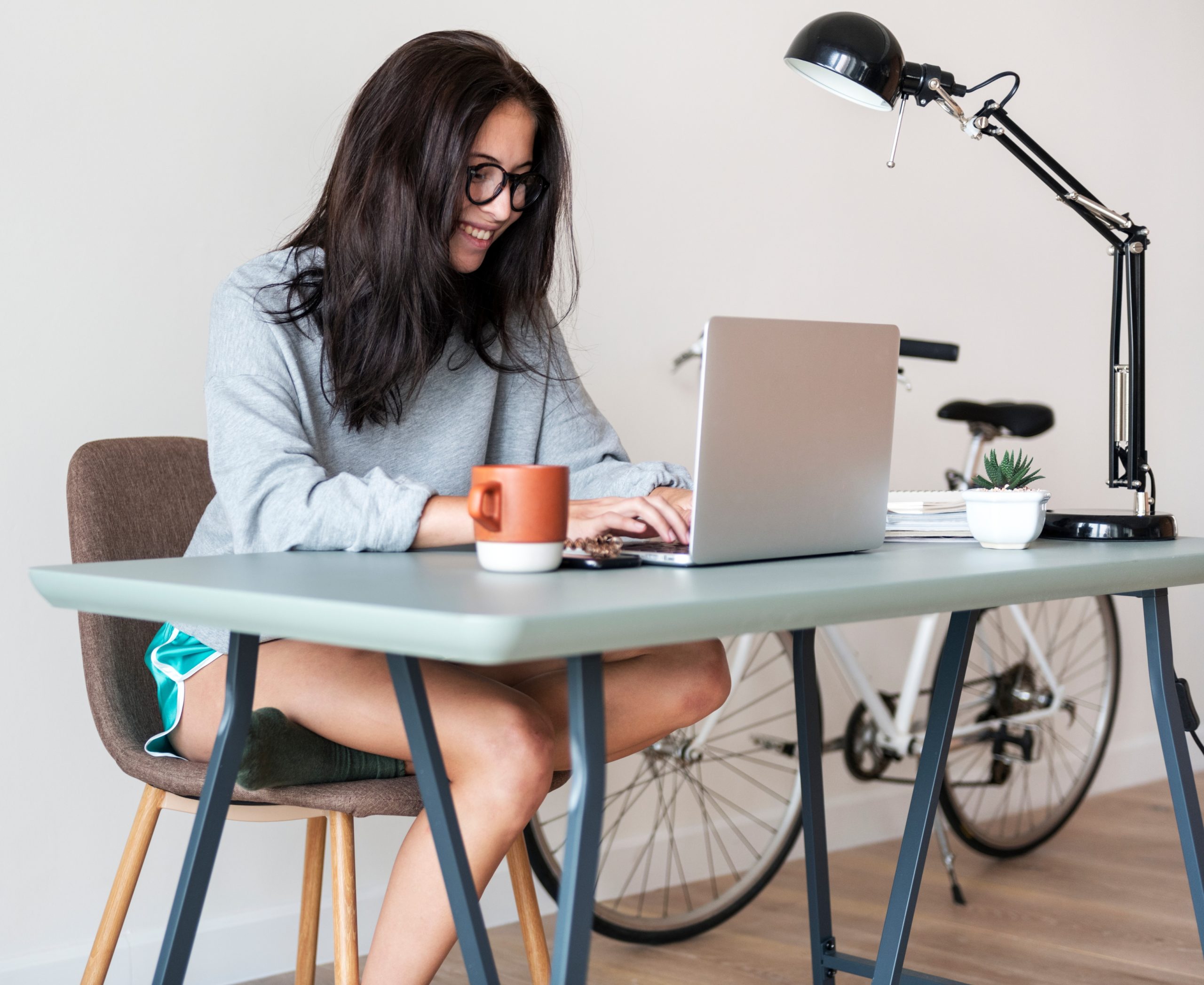 νεαρή γυναίκα ασχολείται με το lap top