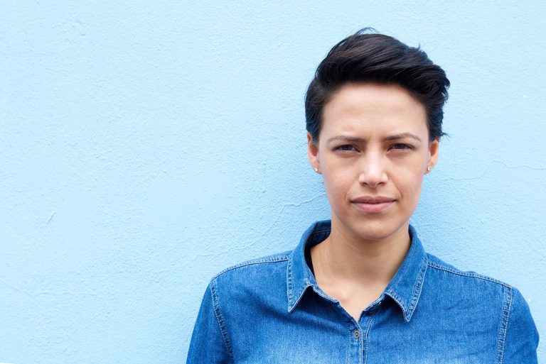 Γυναίκα σοβαρή με κοντά μαλλιά