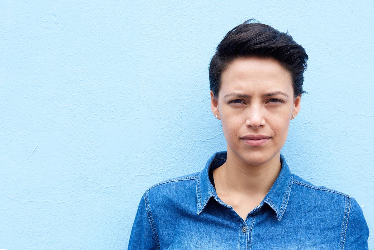 Γυναίκα σοβαρή με κοντά μαλλιά