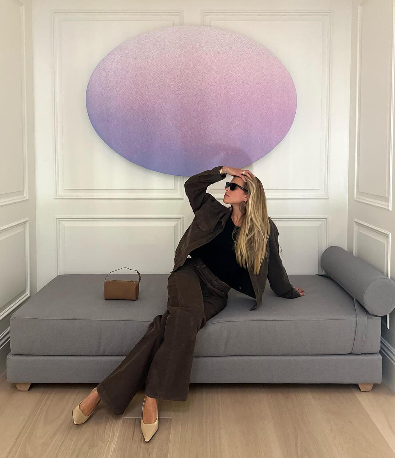 Η Sofia Richie με καφέ σύνολο