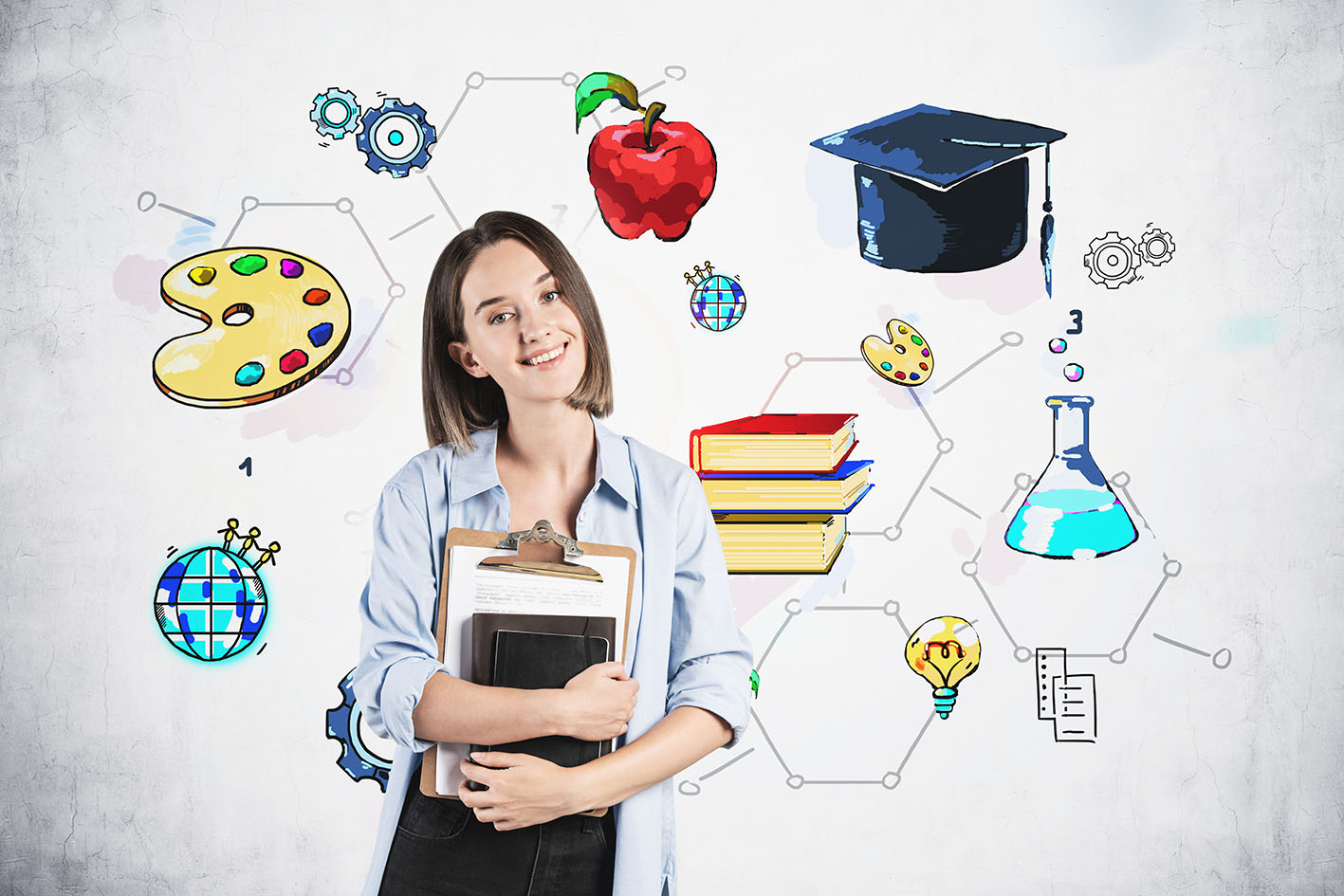 Φοιτήτρια με σκίτσα από πίσω της σχετικά με σπουδές