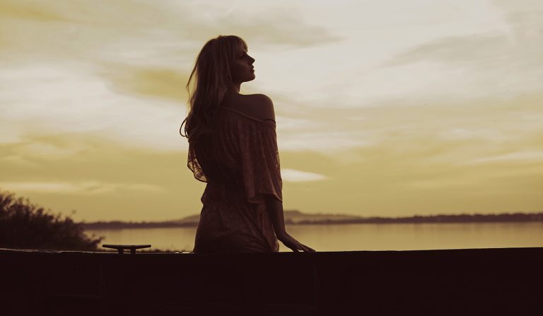 Γυναίκα μόνη της απολαμβάνει τη μοναξιά.