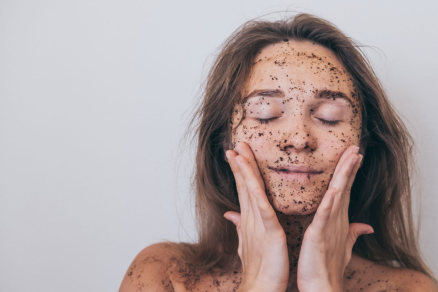 Γυναίκα κάνει peeling προσώπου