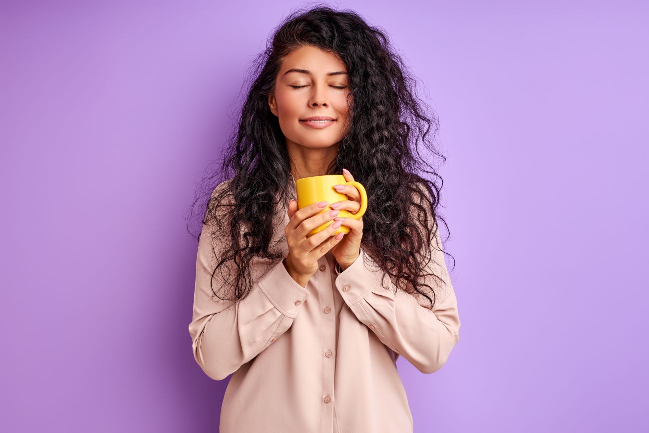 Γυναίκα πίνει καφέ