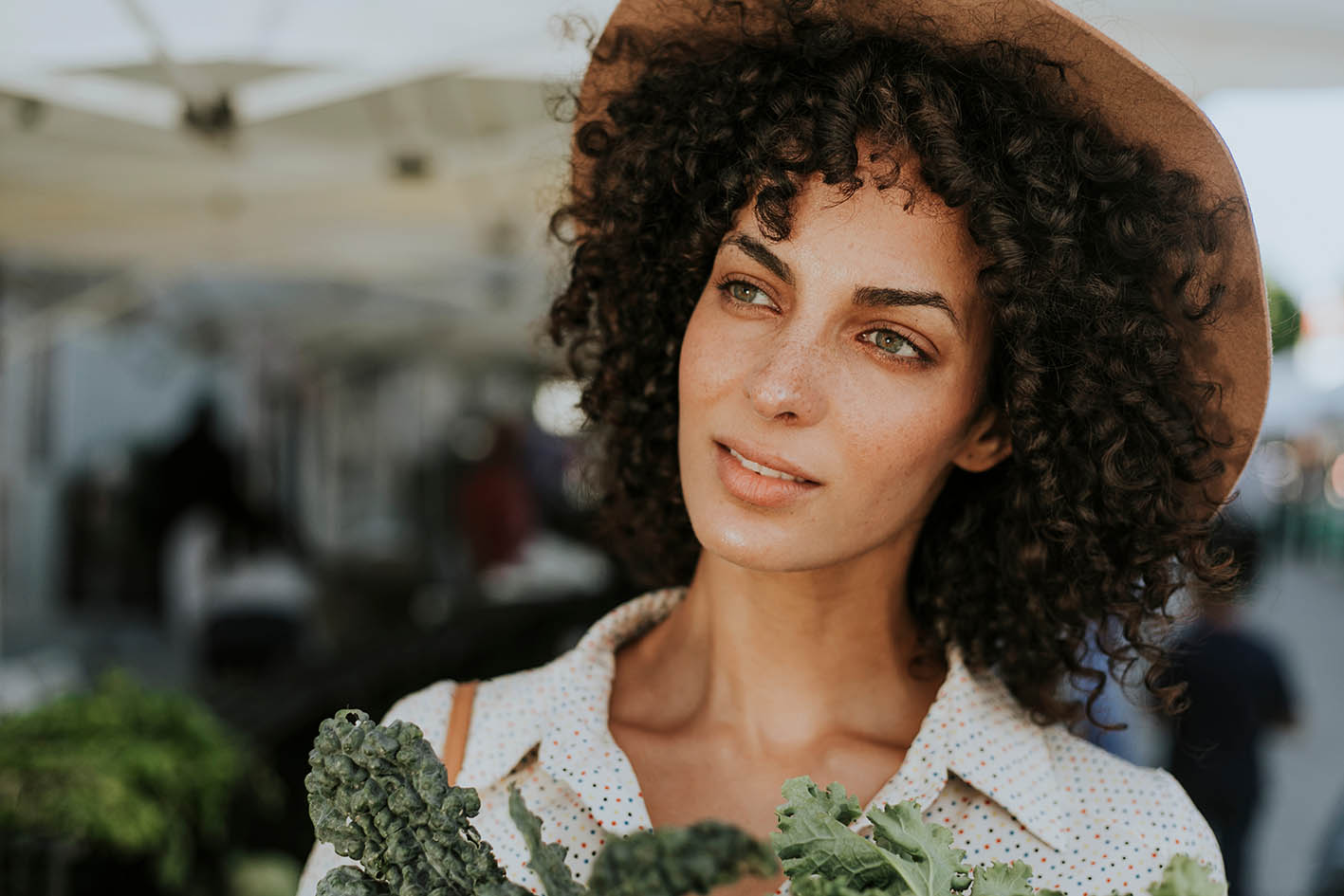 Γυναίκα αγοράζει λαχανικά πράσινα
