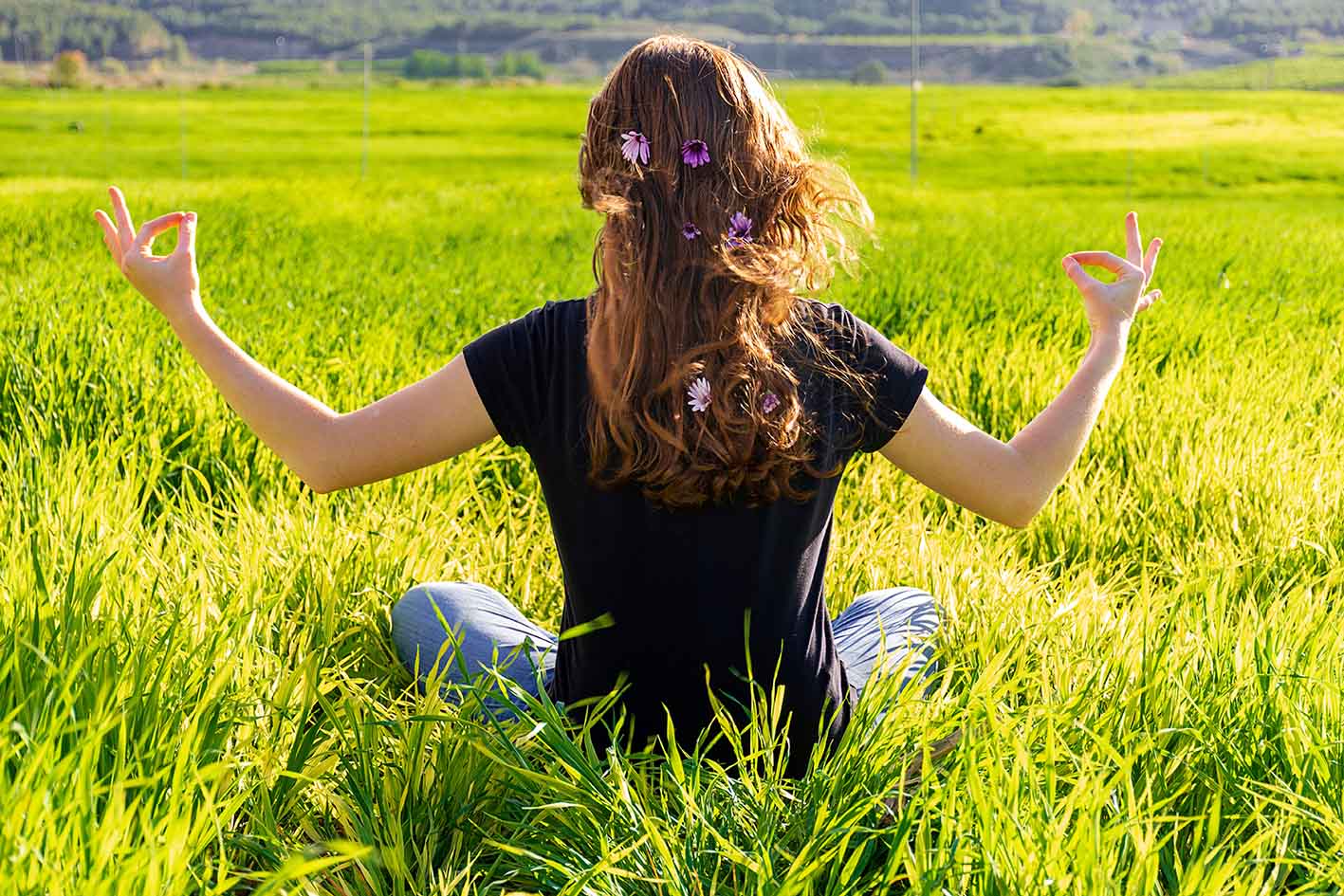 Γυναίκας πλάτη σε αγρό