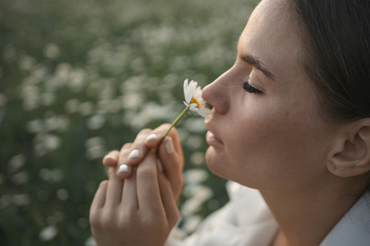 Γυναίκα μοιράζει λουλούδι