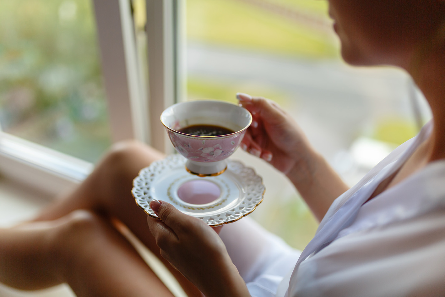 Γυναίκα πίνει καφέ