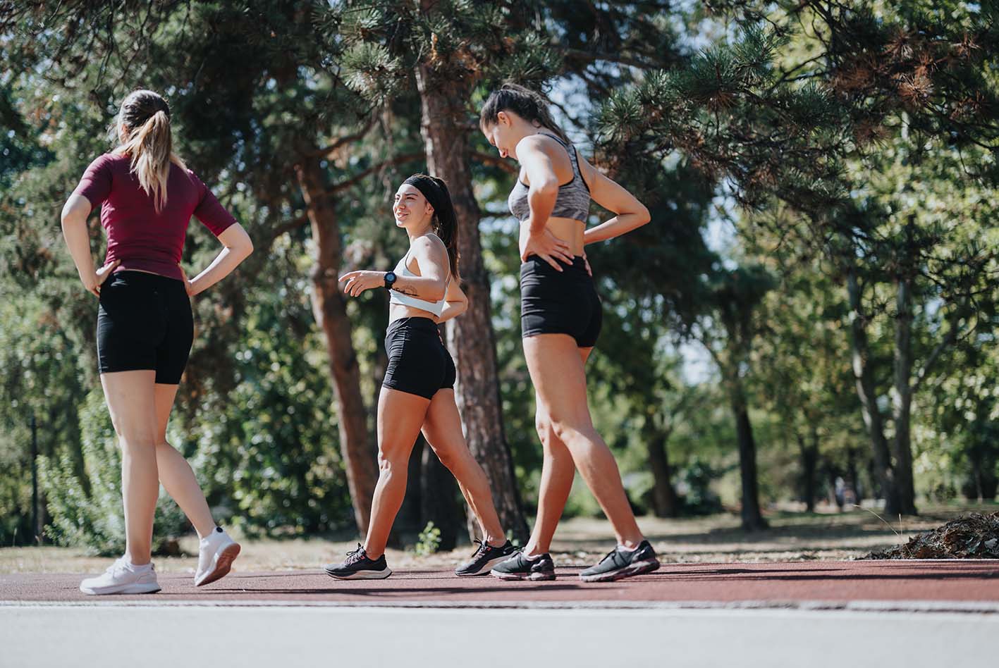 Γυναίκες αθλούνται στο πάρκο