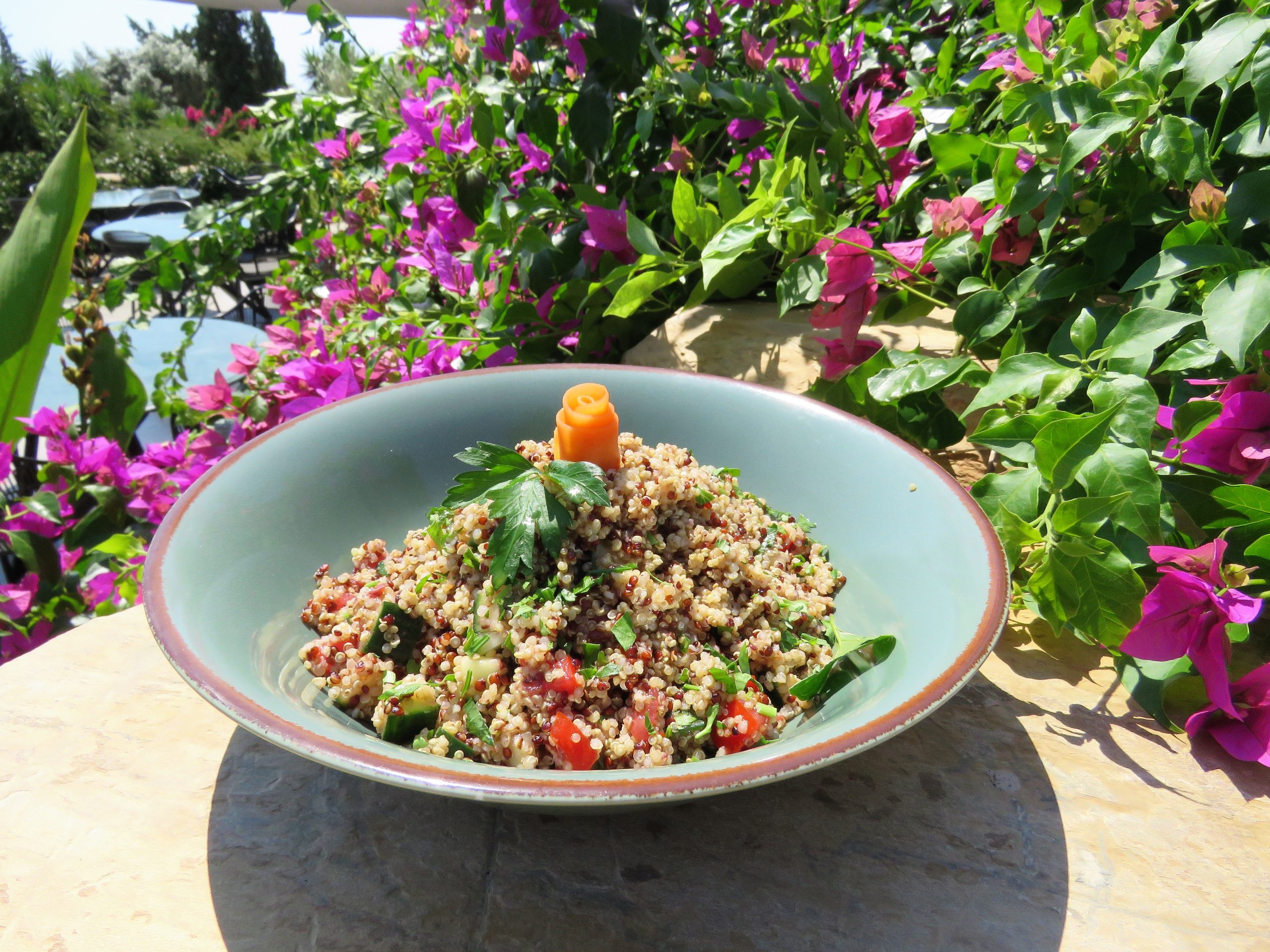 Κινόα με λαχανικά και dressing λεμονιού