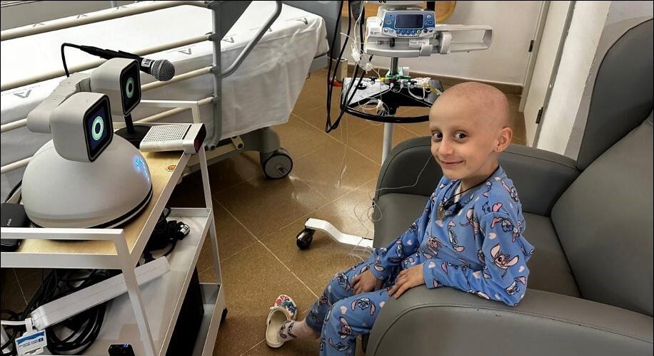 Η Honda συνεργάστηκε με ένα νοσοκομείο στην Ισπανία με σκοπό την επίσημη χρήση ενός ρομπότ με κοινωνική συμπεριφορά και τεχνητή νοημοσύνη, ονόματι «Haru», προκειμένου να βοηθήσει στη βελτίωση της ζωής των παιδιών που υποβάλλονται σε μακροχρόνιες θεραπείες. Στη φωτογραφία παιδί μιλά με το ρομπό της Honda, Haru.