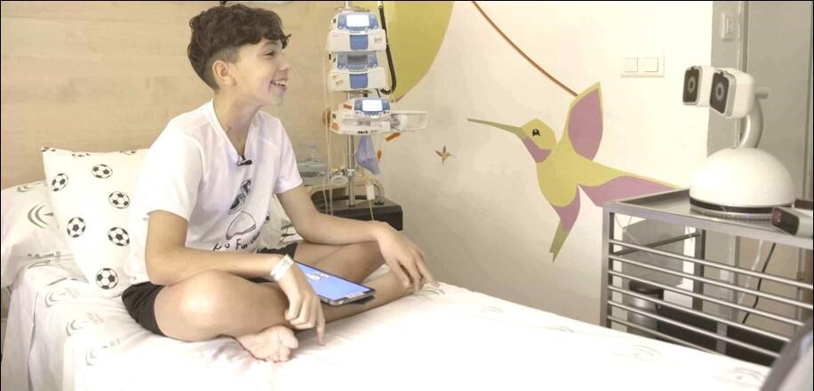 Η Honda συνεργάστηκε με ένα νοσοκομείο στην Ισπανία με σκοπό την επίσημη χρήση ενός ρομπότ με κοινωνική συμπεριφορά και τεχνητή νοημοσύνη, ονόματι «Haru», προκειμένου να βοηθήσει στη βελτίωση της ζωής των παιδιών που υποβάλλονται σε μακροχρόνιες θεραπείες. Στη φωτογραφία παιδί μιλά με το ρομπό της Honda, Haru.