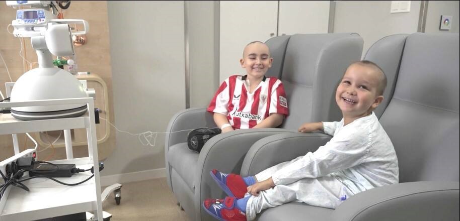 Η Honda συνεργάστηκε με ένα νοσοκομείο στην Ισπανία με σκοπό την επίσημη χρήση ενός ρομπότ με κοινωνική συμπεριφορά και τεχνητή νοημοσύνη, ονόματι «Haru», προκειμένου να βοηθήσει στη βελτίωση της ζωής των παιδιών που υποβάλλονται σε μακροχρόνιες θεραπείες. Στη φωτογραφία δύο από αυτά τα παιδάκια.