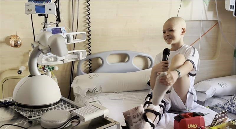 Η Honda συνεργάστηκε με ένα νοσοκομείο στην Ισπανία με σκοπό την επίσημη χρήση ενός ρομπότ με κοινωνική συμπεριφορά και τεχνητή νοημοσύνη, ονόματι «Haru», προκειμένου να βοηθήσει στη βελτίωση της ζωής των παιδιών που υποβάλλονται σε μακροχρόνιες θεραπείες. Στη φωτογραφία παιδί μιλά με το ρομπό της Honda, Haru.