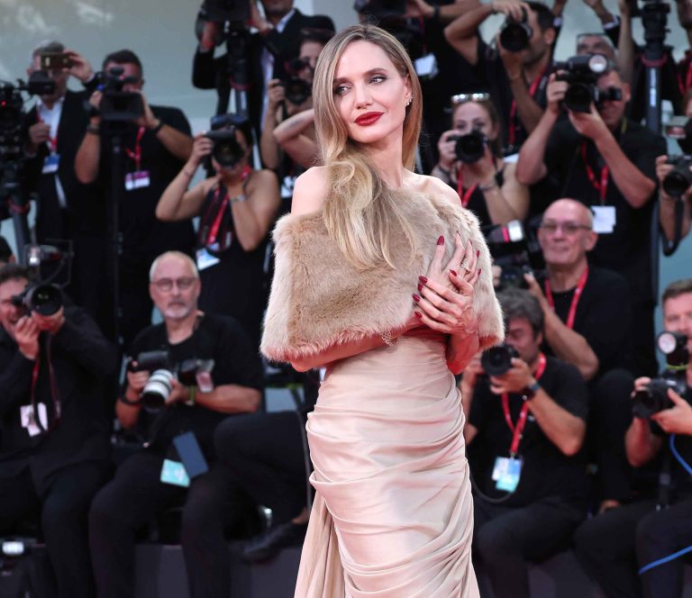 H Angelina Jolie παρευρέθηκε στο Κόκκινο Χαλί για την ταινία "Maria"στο 81ο Κινηματογραφικό Φεστιβάλ της Βενετίας στο Palazzo del Casino στις 29 Αυγούστου 2024.