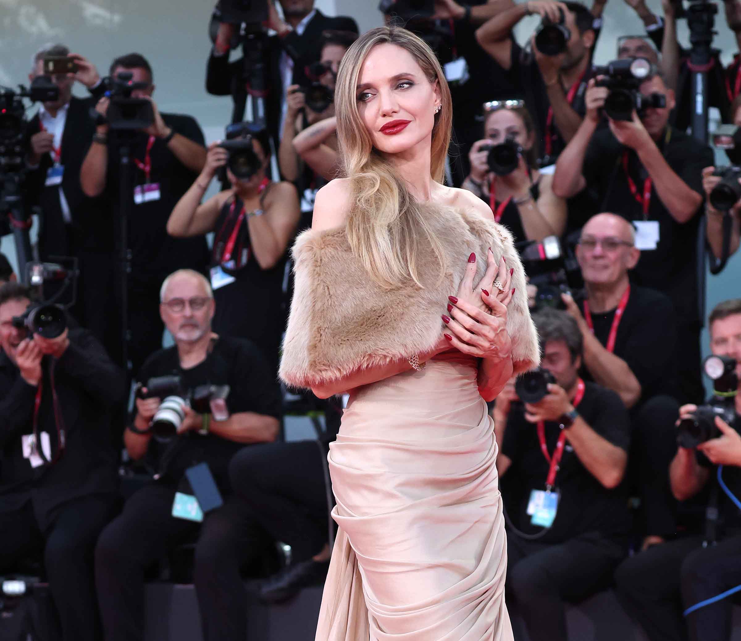 H Angelina Jolie παρευρέθηκε στο Κόκκινο Χαλί για την ταινία "Maria"στο 81ο Κινηματογραφικό Φεστιβάλ της Βενετίας στο Palazzo del Casino στις 29 Αυγούστου 2024.