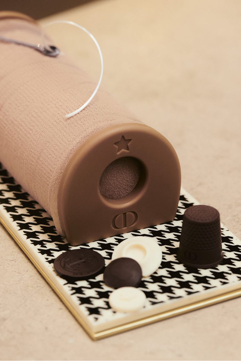 To γνωστό χριστουγεννιάτικο γαλλικό γλυκό buche Noel από τον οίκο Dior. O γνωστός κορμός σοκολάτας