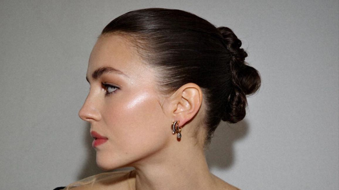 Γυναίκα προφίλ με κότσο αφήνει ακάλυπτο λαιμό για το κόνσεπτ Βotox Tech Neck