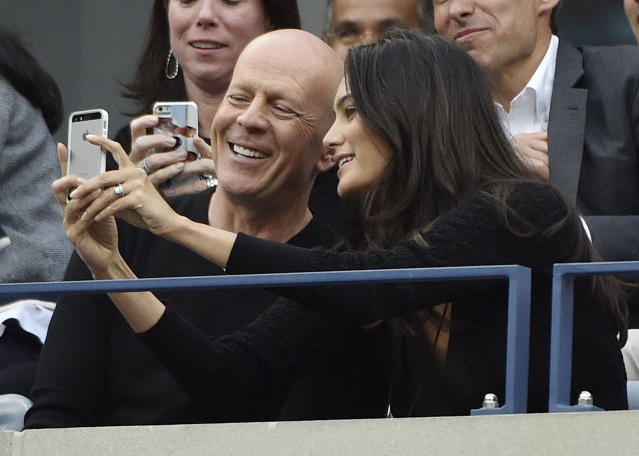 O Bruce Willis και η σύζυγός του, Emma Heming βγάζουν selfie στη διάρκεια του τελικού αγώνα ανδρών μεταξύ του Marin Cilic από την Κροατία και του Kei Nishikori από την Ιαπωνία κατά τη δέκατη πέμπτη ημέρα του US Open Tennis Championship 2014 στο USTA National Tennis Center στο Flushing Meadows, Νέα Υόρκη, 08 Σεπτεμβρίου 2014.