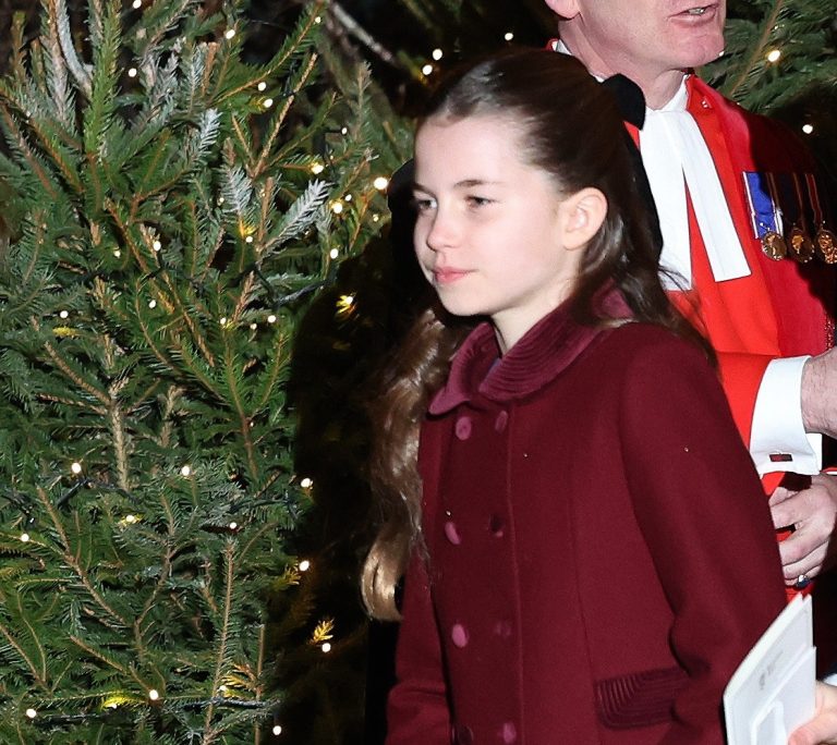 H πριγκίπισσα Charlotte αποχωρεί από τη χριστουγεννιάτικη γιορτή της μητέρας της στο Αββαείο του Ουεστμίνστερ, στις 6 Δεκεμβρίου 2024.