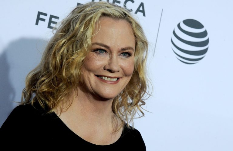 Η Cybill Shepherd φτάνει για την 40ή επετειακή προβολή του «Taxi Driver» ως μέρος του Φεστιβάλ Κινηματογράφου Tribeca στο Beacon Theatre στη Νέα Υόρκη, 21 Απριλίου 2016.