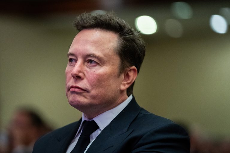 Ο Elon Musk ακούει προσεκτικά την ομιλία του Donald Trump σε διάρκεια συνέλευσης του Κόμματος των Ρεπουμπλικανών στο Hyatt Regency στην Ουάσινγκτον, 13 Νοεμβρίου 2024