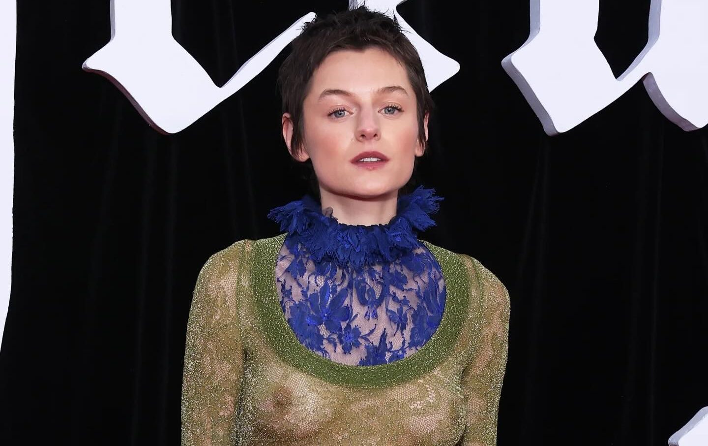 Το Emma Corrin φόρεσε δύο εναλλακτικές του «γυμνού» φορέματος