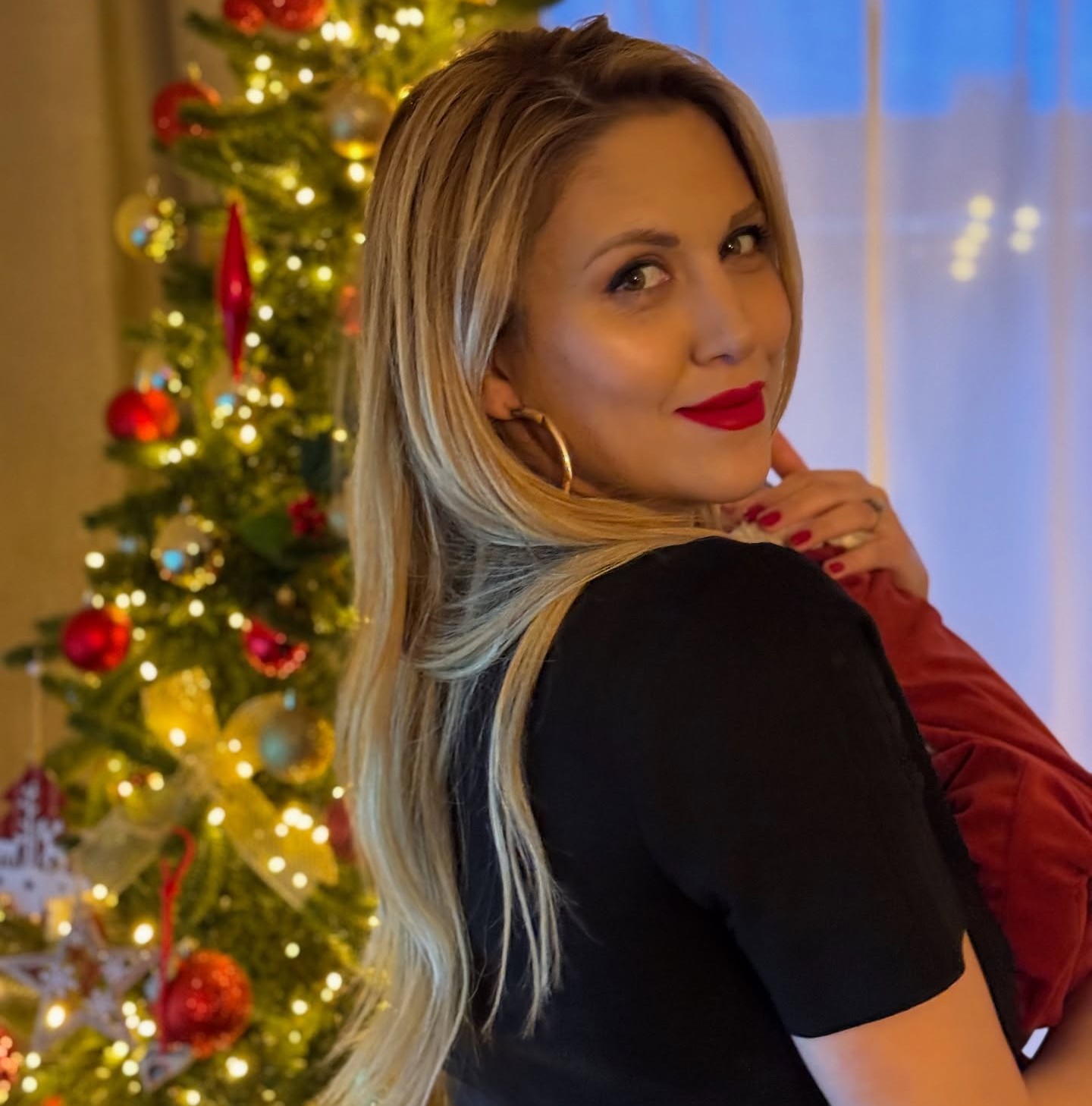 Η φωτεινή Πετρογιάννη με τον γιο της μπροστά στο χριστουγεννιάτικο δέντρο