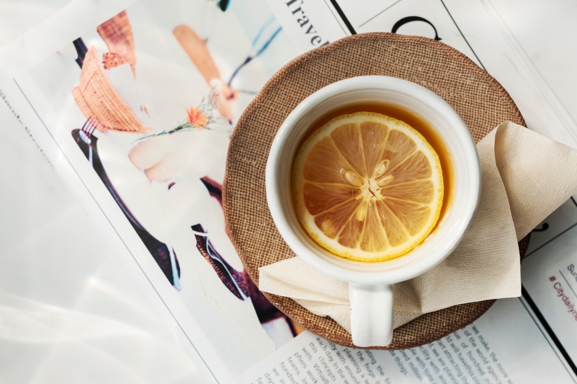 φλιτζάνι τσαγιού με λεμόνι