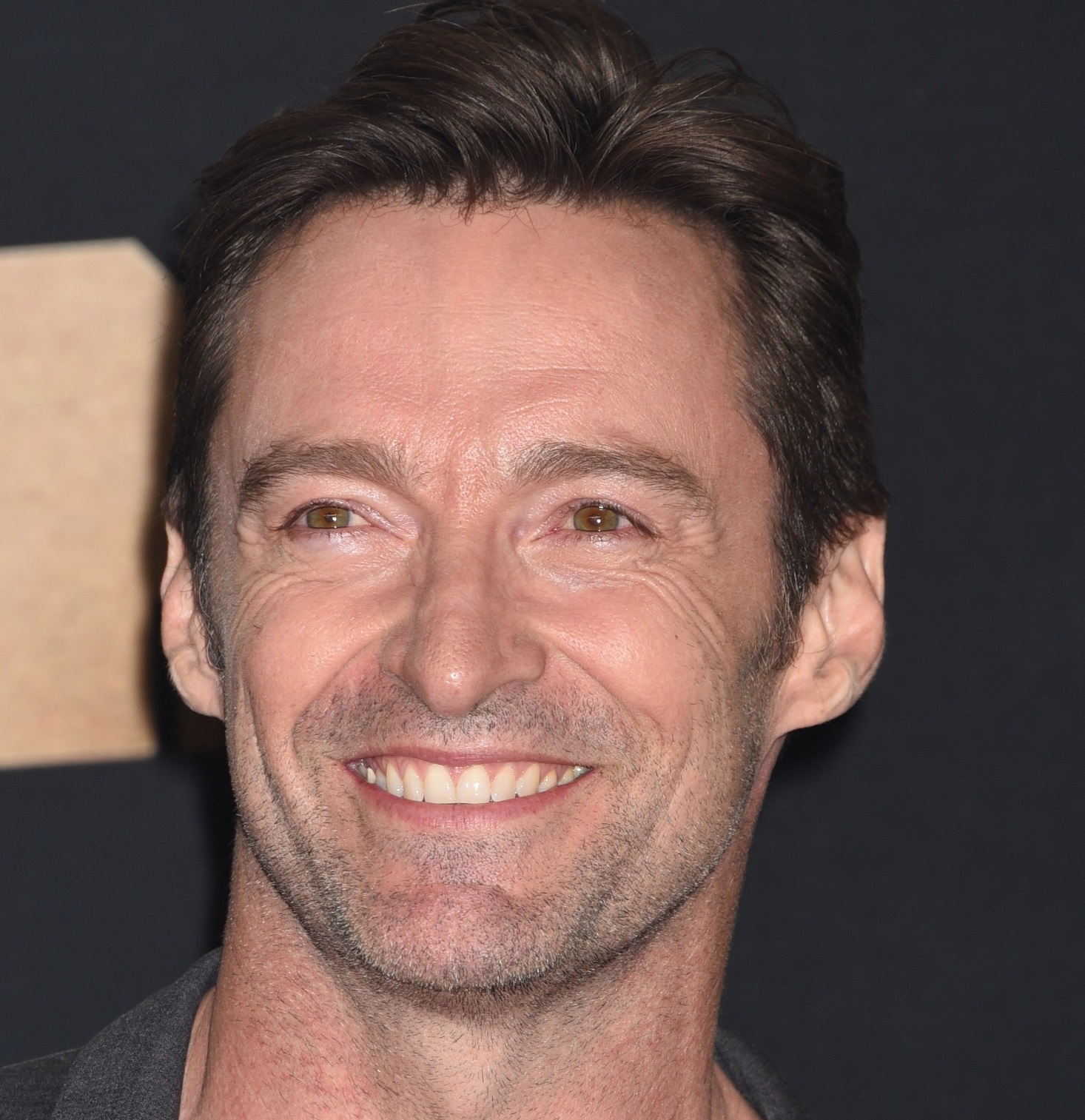 O Hugh Jackman φuάνει στην αίθουσα Τύπου των MTV Movie Awards στις 7 Μαΐου 2017 στο Λος Άντζελες