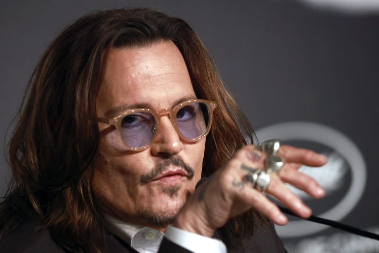 Ο Johnny Depp στη συνέντευξη Τύπου για την ταινία "Jeanne du Barry" στη διάρκεια του 76ου Φεστιβάλ Καννών, 17 Μαΐου 2023