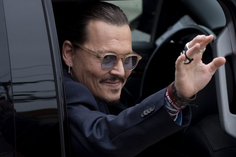 Ο Johnny Depp αποχωρεί από το δικαστήριο μετά τις αγορεύσεις των δικηγόρων του στη δίκη κατά της Amber Heard στο Φέρφαξ της Βιρτζίνια, 27 Μαΐου 2022