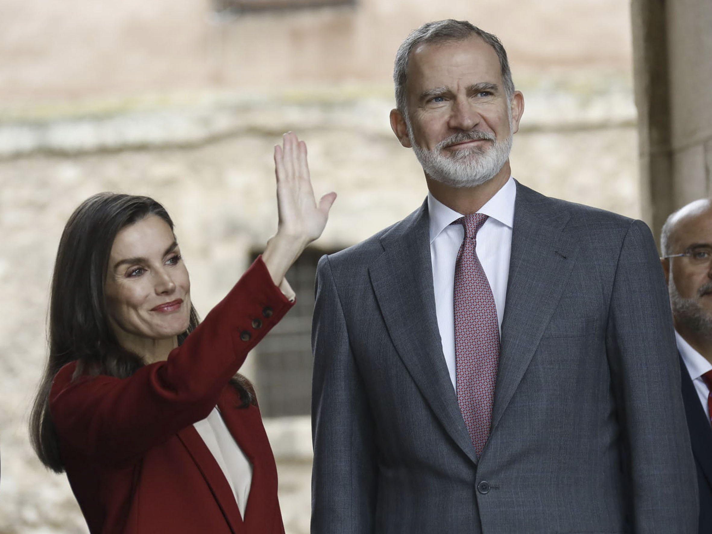 O βασιλιάς της Ισπανίας Felipe VI και η βασίλισσα Letizia στέκονται μπροστά από το Δημαρχείο της Κουένκα μετά τα εγκαίνια του Πανεπιστημιακού Νοσοκομείου της Κουένκα, 19 Δεκεμβρίου 2024.