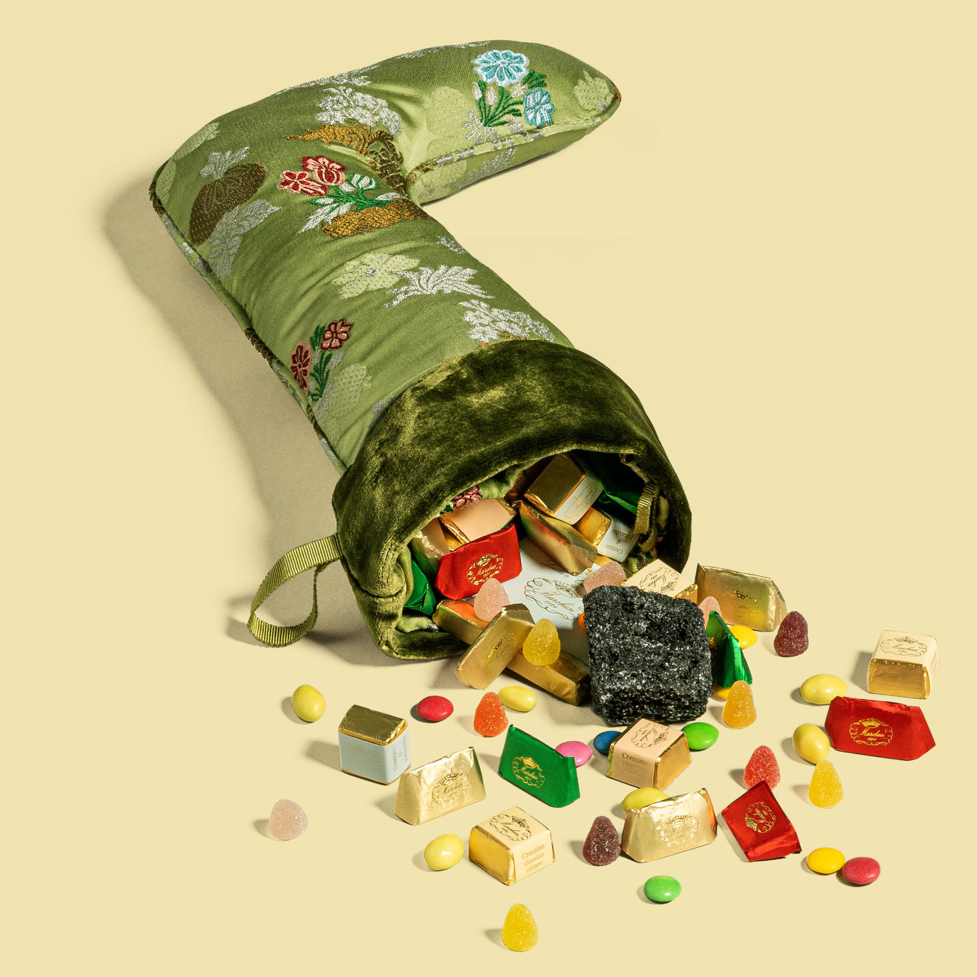 Χριστουγεννιάτικες κάλτσες γεμάτες με γλυκά από το ζαχαροπλαστείο του γνωστού οίκου Prada  Marchesi 1824