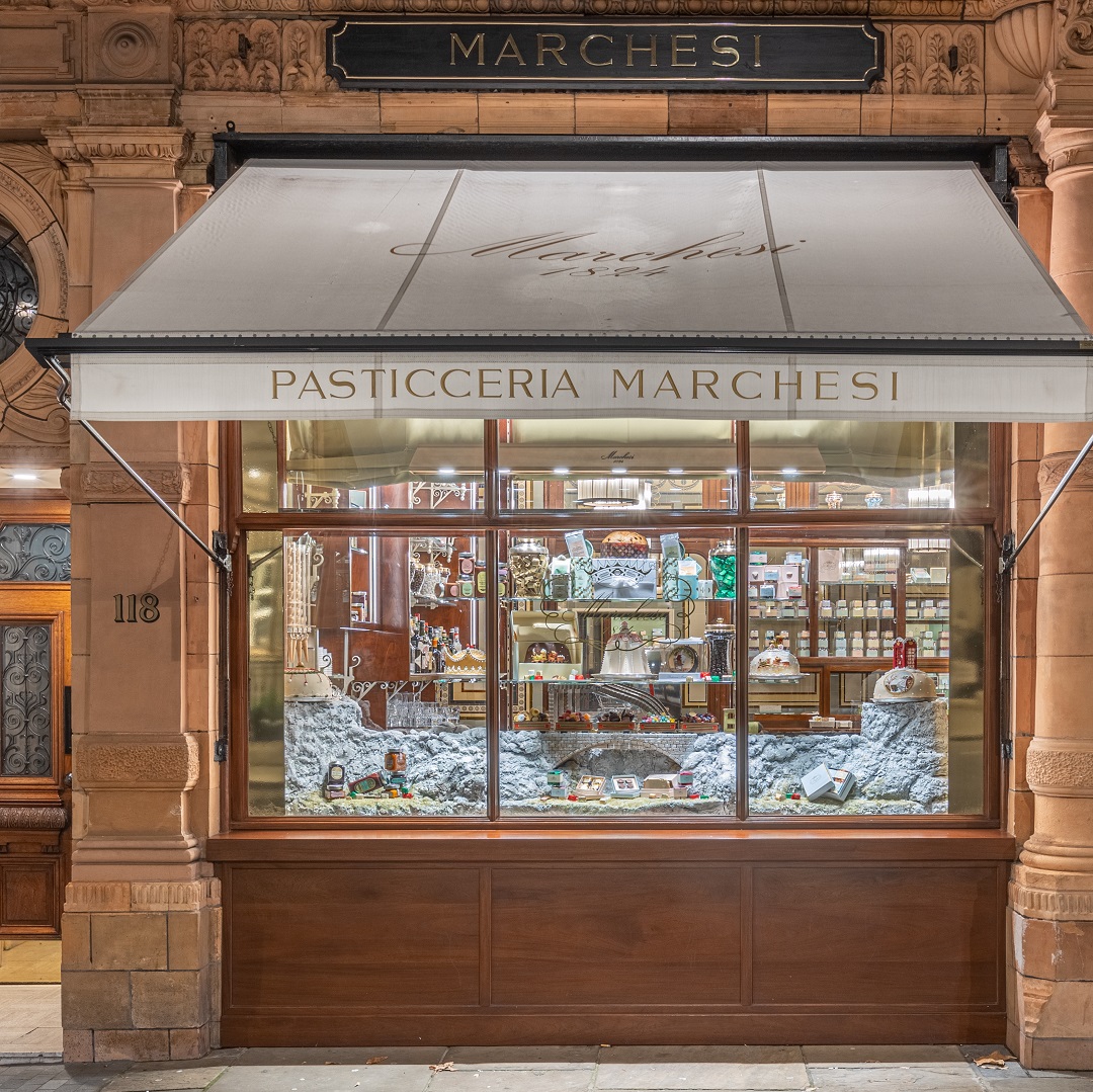 To γνωστό ζαχαροπλαστείο του οίκου Prada - Marchesi 1824 στο Λονδίνο. Εικόνα από τη βιτρίνα στολισμένη με χριστουγεννιάτικα στολίδια.