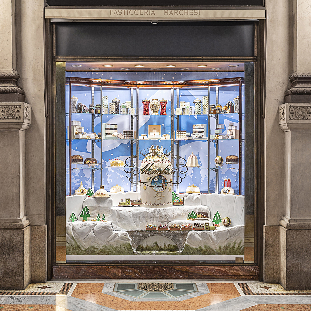 To γνωστό ζαχαροπλαστείο του οίκου Prada - Marchesi 1824 στο Μιλάνο. Εικόνα από τη βιτρίνα στολισμένη με χριστουγεννιάτικα στολίδια.