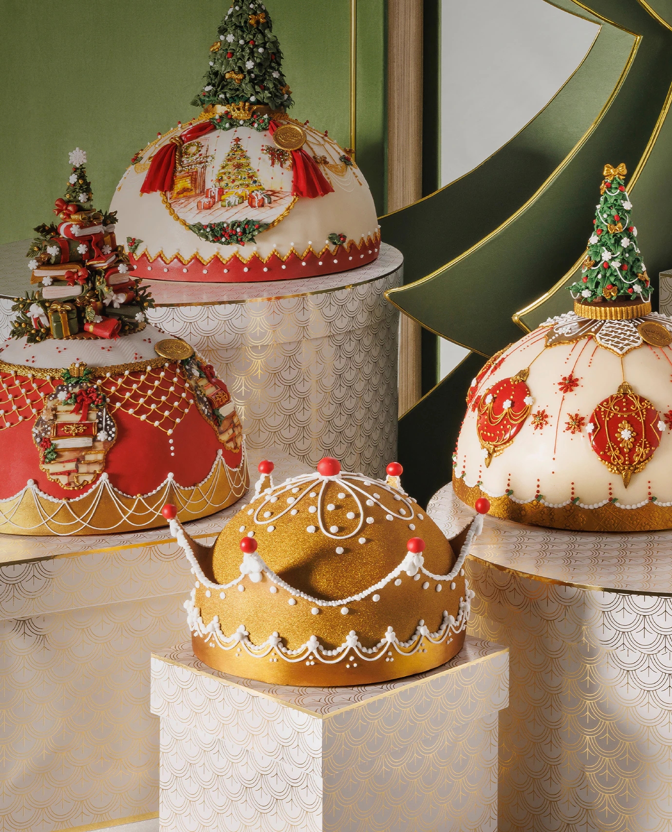 Χριστουγεννιάτικα γλυκά από το γνωστό ζαχαροπλαστείο του οίκου Prada Marchesi 1824.