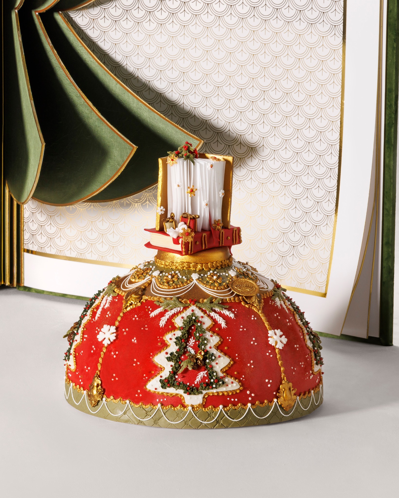 Χριστουγεννιάτικο γλυκό από το γνωστό ζαχαροπλαστείο του οίκου Prada Marchesi 1824.