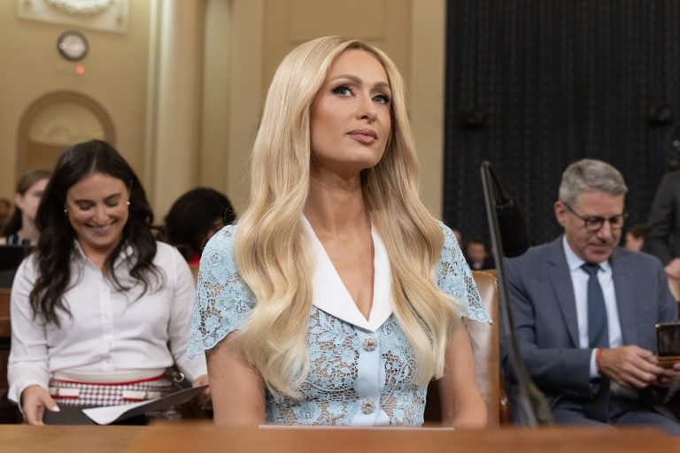 Η Paris Hilton εμφανίζεται ενώπιον της ακρόασης της Επιτροπής Τρόπων και Μέσων της Βουλής με τίτλο «Ενίσχυση της Παιδικής Ευημερίας και Προστασία των Παιδιών της Αμερικής», στο Καπιτώλιο στην Ουάσιγκτον, 26 ​​Ιουνίου 2024.