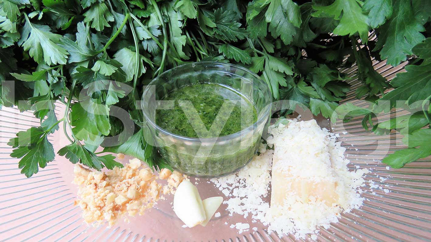 Συνταγή πέστο μαιντανού σε γυάλινο μπολ.