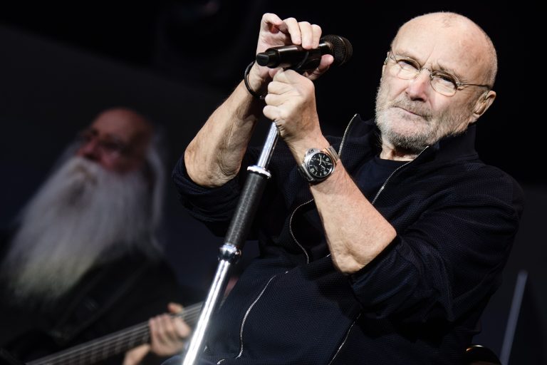 Ο Phil Collins εμφανίζεται στη σκηνή κατά τη διάρκεια συναυλίας στο Βερολίνο, Γερμανία, στις 7 Ιουνίου 2019, στο πλαίσιο της περιοδείας του "Not Dead Yet".