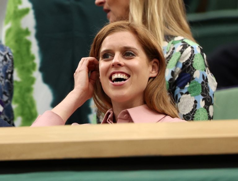 H πριγκίπισσα Βεατρίκη παρακολουθεί τον ημιτελικό ανάμεσα στον Novak Djokovic της Σερβίας και τον Jannik Sinnner της Ιταλίας στο Wimbledon, 14 Ιουλίου 2023.