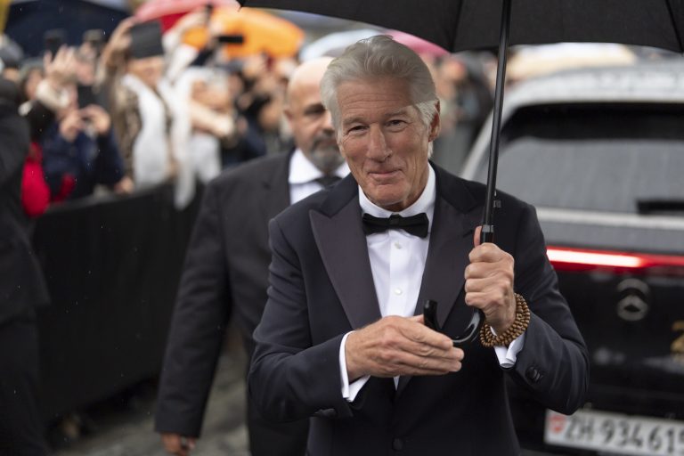 O Richard Gere φτάνει στο Πράσινο Χαλί πριν από την προβολή της ταινίας «Wisdom of Happiness» στο 20ο Φεστιβάλ Κινηματογράφου της Ζυρίχης (ZFF), 8 Οκτωβρίου 2024.