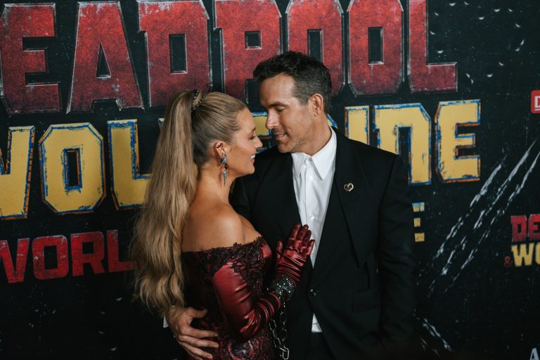 Ο Ryan Reynolds αγκαλιάζει τη σύζυγό του Blake Lively στην πρεμιέρα της ταινίας «Deadpool & Wolverine» στη Νέα Υόρκη, 22 Ιουλίου 2024.