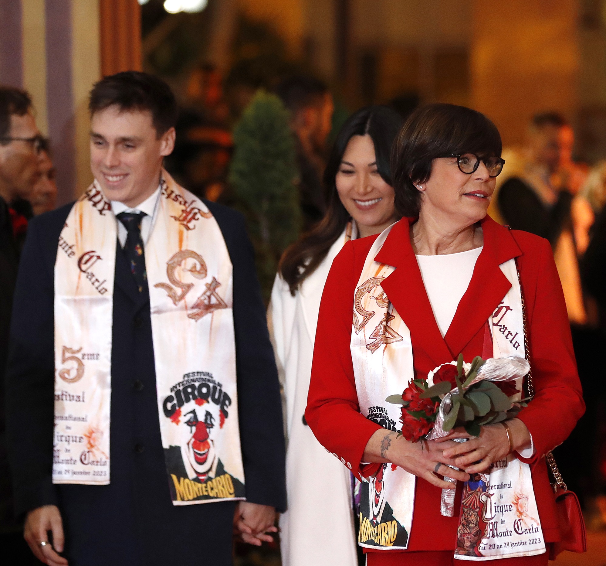 H πριγκίπισσα Stephanie του Mονακό, ο γιος της Louis Ducruet και η σύζυγός του, Marie, στην τελετή έναρξης του 45ου Διεθνούς Φεστιβάλ Τσίρκου του Μόντε Κάρλο στο Μονακό, στις 20 Ιανουαρίου 2023.