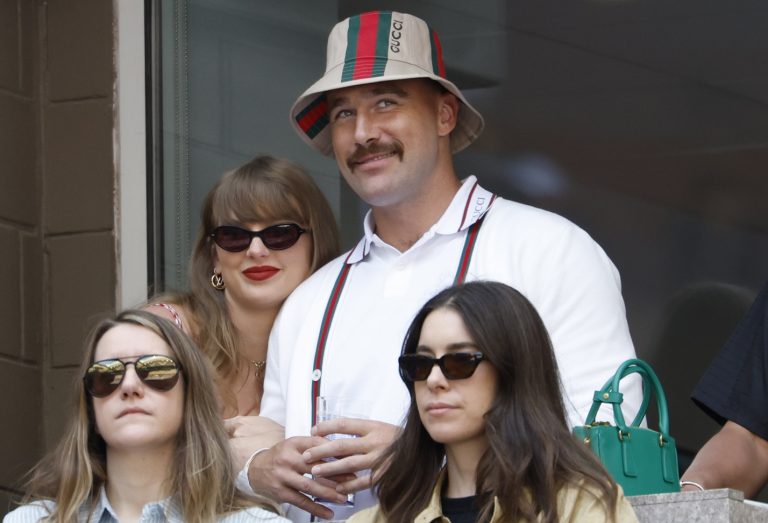 H Taylor Swift και ο Travis Kelce στον αγώνα ανδρών μεταξύ του Jannik Singer της Ιταλίας και του Taylor Fritz των ΗΠΑ στο USTA Billie Jean King National Tennis Center στο Flushing Meadows, Νέα Υόρκη, ΗΠΑ, 08 Σεπτεμβρίου 2024.