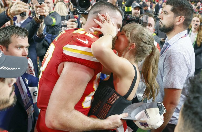 Ο Travis Kelce φιλά την Taylor Swift μετά τη νίκη των Chiefs στο Super Bowl LVIII, μεταξύ των Kansas City Chiefs και των San Francisco 49ers στο Allegiant Stadium στο Λας Βέγκας, Νεβάδα, ΗΠΑ, 11 Φεβρουαρίου 2024
