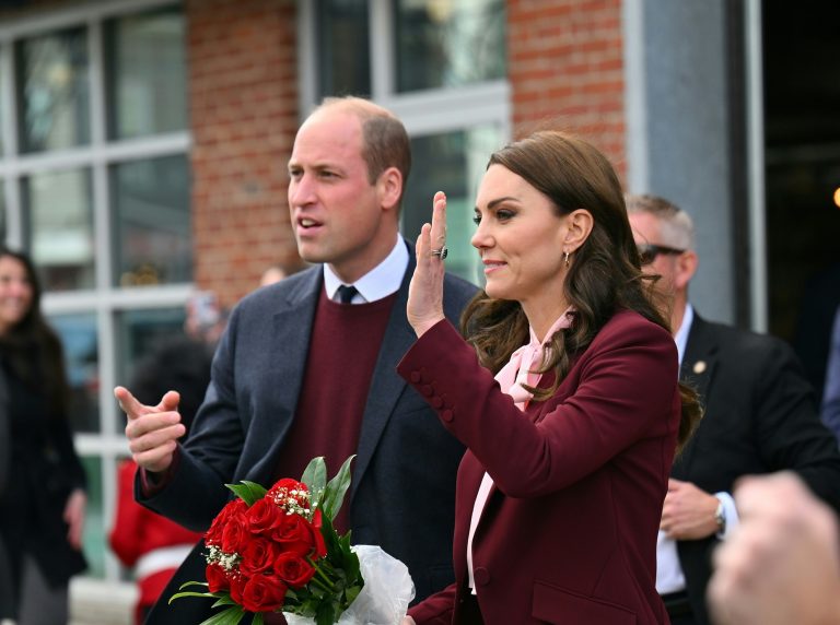 O πρίγκιπας William και η Kate Middleton αναχωρούν από την Greentown Labs, η οποία αυτοχαρακτηρίζεται ως η μεγαλύτερη θερμοκοιτίδα νεοφυών τεχνολογιών στον κόσμο, στο Somerville, Μασαχουσέτη, ΗΠΑ, 01 Δεκεμβρίου 2022.
